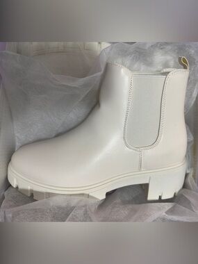 TOP Moda Cream Chelsea Lug Sole Ankle Boots